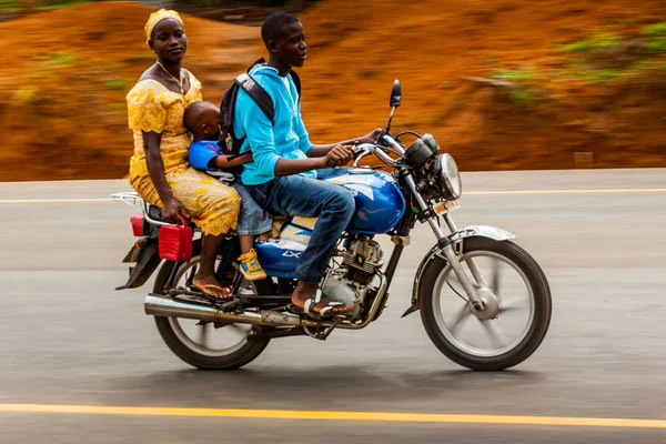 Yongoro 塞拉利昂 2013年6月04日 三个不知名的人旅行的新道路上 Yongoro 在他们的摩托车在塞拉利昂首都弗里敦前 — 图库照片