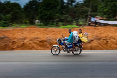 Yongoro, Sierra Leone - 04 Haziran 2013: Batı Afrika, iki bilinmeyen kişi onların motosiklet Sierra Leone, Freetown başkenti önünde Yongoro için neden yeni bir yol seyahat