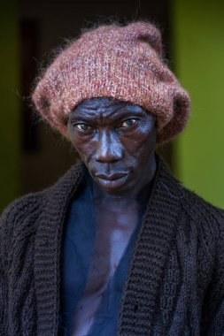 Yongoro, Sierra Leone - 04 Haziran 2013: Batı Afrika, Yongoro, Sierra Leone, Freetown yakınlarında bilinmeyen bir adam portresi