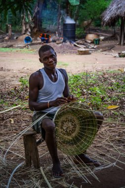 Yongoro, Sierra Leone - 04 Haziran 2013: Batı Afrika, bilinmeyen bir adam hasır sepetleri köyün Sierra Leone, Freetown başkenti önünde çalışma