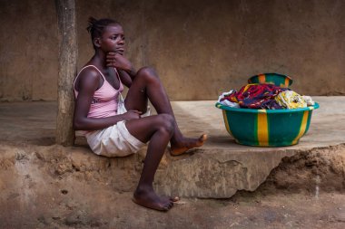 Yongoro, Sierra Leone - 04 Haziran 2013: Batı Afrika, bilinmeyen kızla taze köyün önünde başkent Freetown, Çamaşırhane kovaya Sietrra Leone yıkanmış