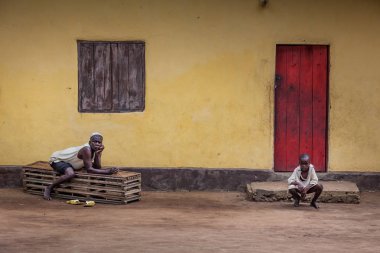 Yongoro, Sierra Leone - 04 Haziran 2013: Batı Afrika, bilinmeyen çocuk evinin önünde başkent Freetown, Sietrra Leone köyde önünde dedesi ile