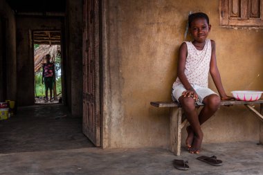 Yongoro, Sierra Leone - 04 Haziran 2013: Batı Afrika, köyün önünde başkent Freetown, Sietrra Leone evinde önünde iki bilinmeyen çocuk