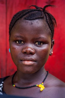 Yongoro, Sierra Leone - 04 Haziran 2013: Batı Afrika, köyün önünde başkent Freetown, Sietrra Leone evinde önünde bilinmeyen kız