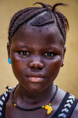 Yongoro, Sierra Leone - 04 Haziran 2013: Batı Afrika, köyün önünde başkent Freetown, Sietrra Leone evinde önünde bilinmeyen kız