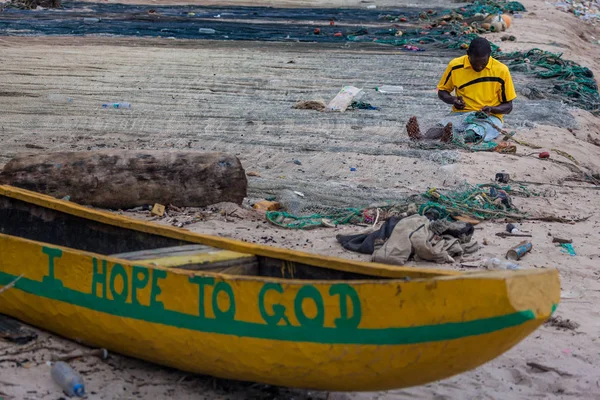 Yongoro 塞拉利昂 2013年6月04日 不明渔民在塞拉利昂首都弗里敦前的 Yongoro 海滩上修理渔民渔网 — 图库照片
