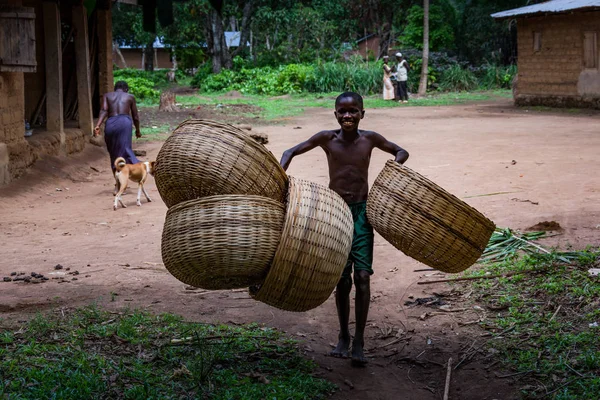 Yongoro シエラレオネ 2013 西アフリカ 無名の少年を運ぶフリータウン シエラレオネの首都の前に村のウィッカー バスケット — ストック写真
