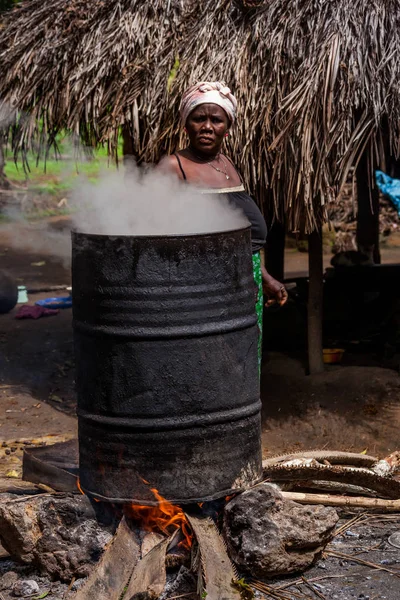 Yongoro シエラレオネ 2013 西アフリカ フリータウン シエラレオネの首都の前に村でパーム油の変容に関する未知の女性の作品 — ストック写真