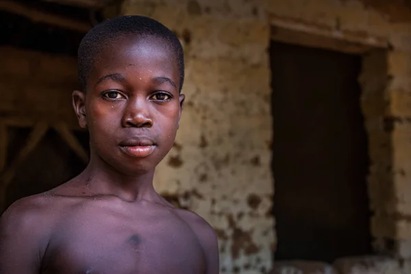 Yongoro Sierra Leone Juni 2013 Westafrika Unbekannter Junge Vor Seinem — Stockfoto