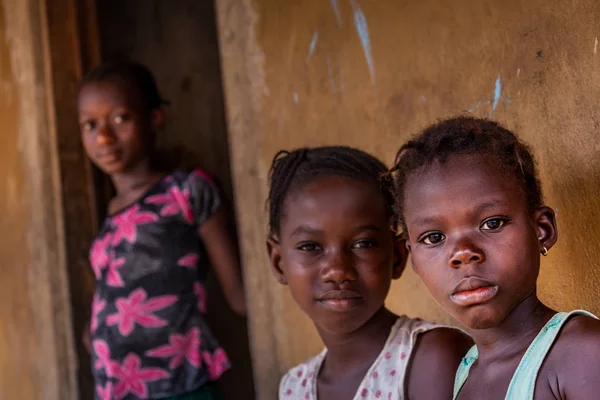 Yongoro Sierra Leona Junio 2013 África Occidental Tres Niños Desconocidos —  Fotos de Stock