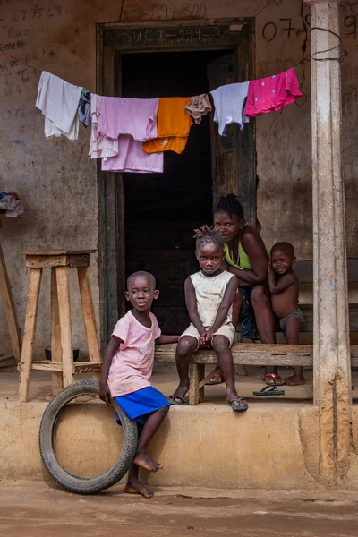 Yongoro シエラレオネ 2013 西アフリカ 首都フリータウン シエラレオネの Sietrra の前に村で彼の家の前に 人の子供を持つ不明な女性 — ストック写真