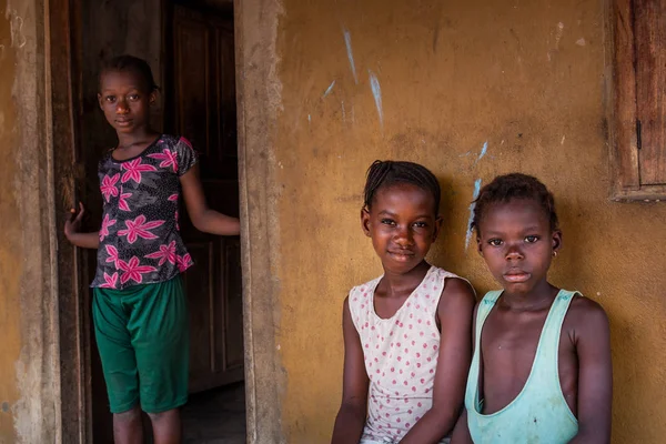 Yongoro Sierra Leona Junio 2013 África Occidental Tres Niños Desconocidos —  Fotos de Stock