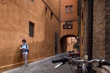 Ferrara, İtalya - 01 Mayıs 2018: Bilinmeyen kadın papaz evi, Ferrara, Emilia-Romagna, İtalya yol boyunca bir kitap okur