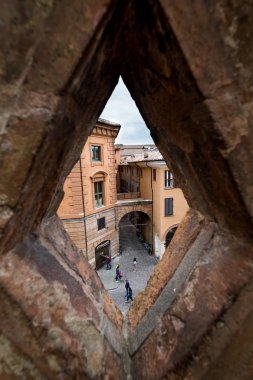 Ferrara, İtalya - 01 Mayıs 2018: bilinmeyen kişi, Castello Kulesi (kale) Estense, dört kuleli kale 14.yüzyılda, Ferrara, Emilia-Romagna, İtalya dan görünümünden