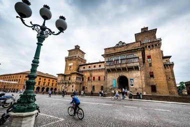 Ferrara, İtalya - 01 Mayıs 2018: Castello (kale) Estense, 14, Ferrara, E, Ilia bir dört kuleli kale yakın bilinmeyen kişi-Romagna, İtalya
