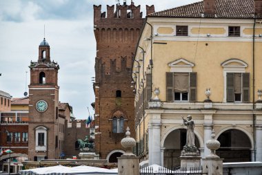 Ferrara, İtalya - 01 Mayıs 2018: Trieste ve Trento square Victoria kule ve Saat Kulesi, Ferrara, Emilia-Romagna, İtalya