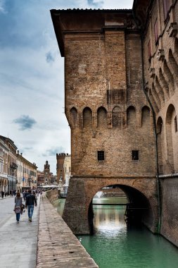 Ferrara, İtalya - 01 Mayıs 2018: Castello (kale) Estense, bir dört kuleli kale 14.yüzyılda, Ferrara, Emilia-Romagna, İtalya