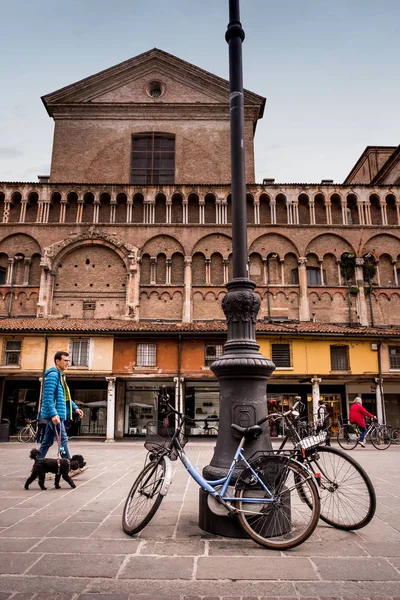 Ferrara Italia Mayo 2018 Dos Personas Desconocidas Bicicleta Plaza Trieste —  Fotos de Stock