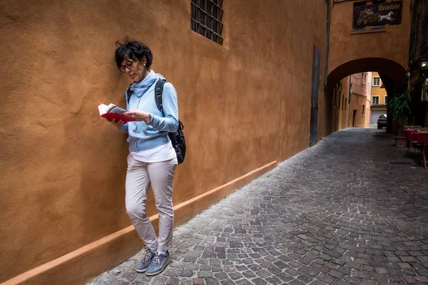 Ferrara Italia Mayo 2018 Una Mujer Desconocida Lee Libro Camino —  Fotos de Stock