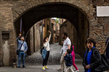 Ferrara, İtalya - 01 Mayıs 2018: Ferrara, İtalya - 01 Mayıs 2018: beş bilinmeyen kişi ve kemerli revaklı Spadari yolun Ferrara, Emilia-Romagna, İtalya 
