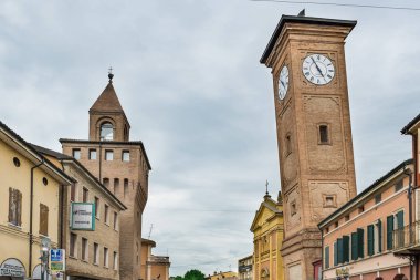 Molinella, İtalya - 01 Mayıs 2018: toplumsal Kulesi ve eğilerek çan kulesinde Molinella, Bologna, Emilia-Romagna, İtalya