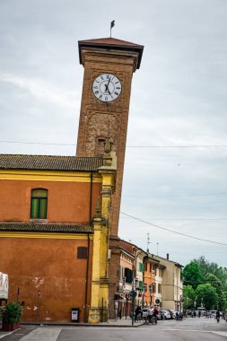 Molinella, İtalya - 01 Mayıs 2018: yaslanmış çan kulesinde Molinella, Bologna, Emilia-Romagna, İtalya