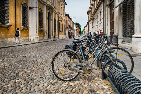 Ferrara Italia Bicicletas Calle Hércules Deste Palacio Jule Este Ferrara —  Fotos de Stock