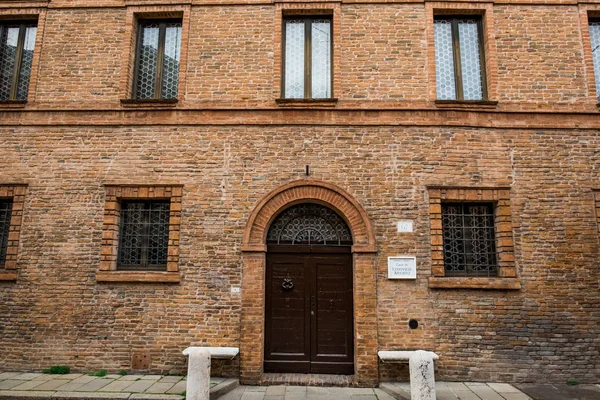 Ferrara Itália Maio 2018 Entrada Edifício Onde Ludovico Ariosto Nasceu — Fotografia de Stock