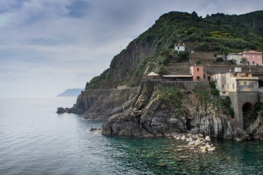 Riomaggiore, Genoa, İtalya - Cinque Terre cliff ve VIA dell'Amore arka planda promontory Portofino, Liguria, İtalya'nın görüntülemek