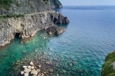 Riomaggiore, Genoa, İtalya - görüş Cinque Terre uçurumdan ve kristal deniz, Liguria, İtalya