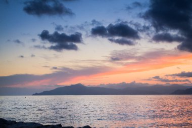 Sestri Levante, Genoa, İtalya - günbatımı Sestri Levante ve Portofino, Liguria, İtalya burnun arka plan görünümünü