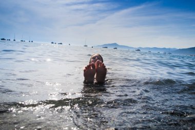 Sestri Levante, Genoa, İtalya - 1 Haziran 2018: Sestri Levante ve Portofino, Liguria, İtalya burnun arka plan görünümünü sahilde oynarken küçük kızlar