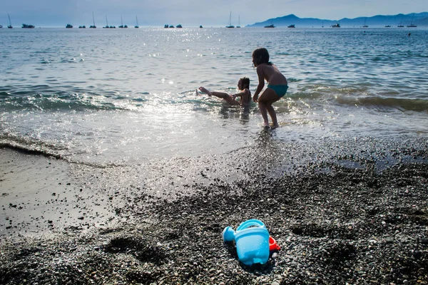 Sestri Levante Janov Itálie Června 2018 Holčičky Hrají Pláži Sestri — Stock fotografie