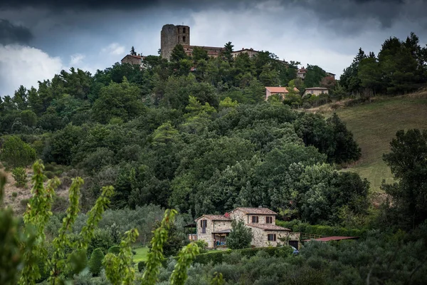 Montecastelli トスカーナ カステルヌオーヴォ ヴァル チェーチナ 重要な教会と丘の上に城の要塞 古代の村の町の一部 — ストック写真