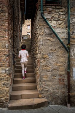 Montecastelli, Pisa, Toskana - kesir Castelnuovo Val di Cecina, önemli bir kilise ve tepenin üst kısmında Kalesi kale ile eski köy beldesi