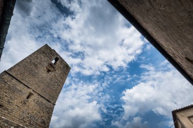 Montecastelli, Pisa, Toskana - kesir Castelnuovo Val di Cecina, önemli bir kilise ve tepenin üst kısmında Kalesi kale ile eski köy beldesi