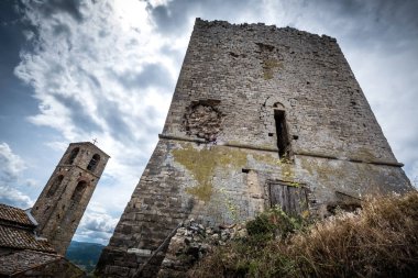 Montecastelli, Pisa, Toskana - kesir Castelnuovo Val di Cecina, tepenin üst kısmında Kalesi kale görünümünü beldesi