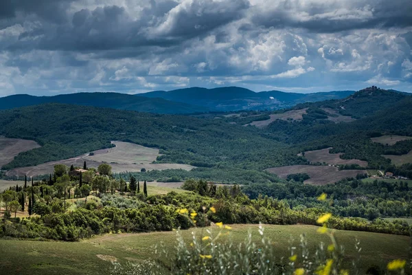 Montecastelli, Pisa, Toskana - Castelnuovo Val di Cecina, Montecastelli Toskana yakındaki tepeden panoramik şehir kısmını kalenin tepenin üst kısmında görebilirsiniz