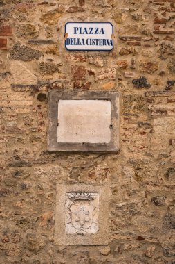 Mensano, Siena, Toskana - İtalyan şehir Casole d'Elsa, Toskana, Siena eyaletinin kısmını Piazza della Cisterna (Cisterna Meydanı eski ortaçağ köyde ayrıntılarını)