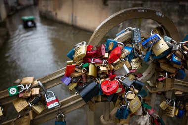 Prague, Çek Cumhuriyeti - romantik yer Prag'ın eski şehir onların aşk kilitlemek için birçok çiftler tarafından kullanılan, küçük bir köprü
