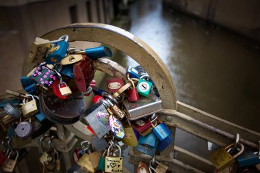 Prague, Çek Cumhuriyeti - romantik yer Prag'ın eski şehir onların aşk kilitlemek için birçok çiftler tarafından kullanılan, küçük bir köprü