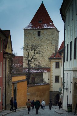 Prague, Çek Cumhuriyeti - 18 Şubat 2013: bilinmeyen insan Kulesi Prag Kalesi'ne doğru yürüyüş
