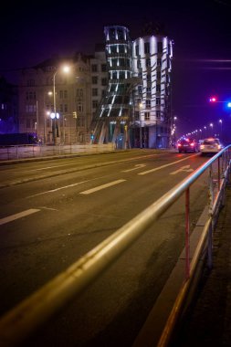 Prague, Çek Cumhuriyeti: Prag dans ev mimar Hırvat Vladimir Milunic gece
