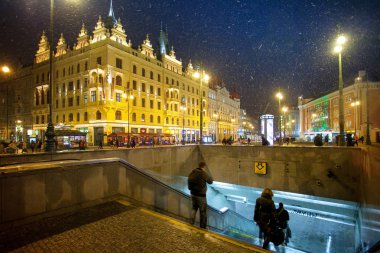 Prague, Çek Cumhuriyeti - snowfallby gece boyunca Namesti Cumhuriyeti
