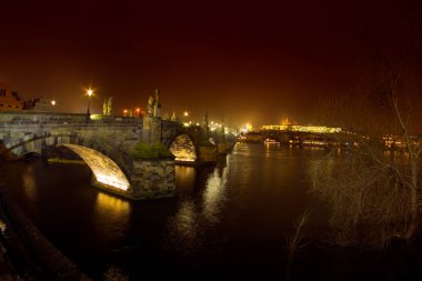 Prague, Çek Cumhuriyeti - gece kar yağışı sırasında Saint Charles Köprüsü