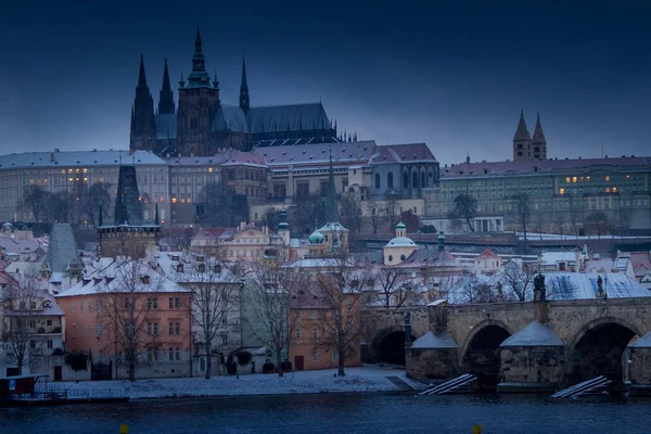 プラハ チェコ共和国 城の景色をヴルタヴァ川 — ストック写真