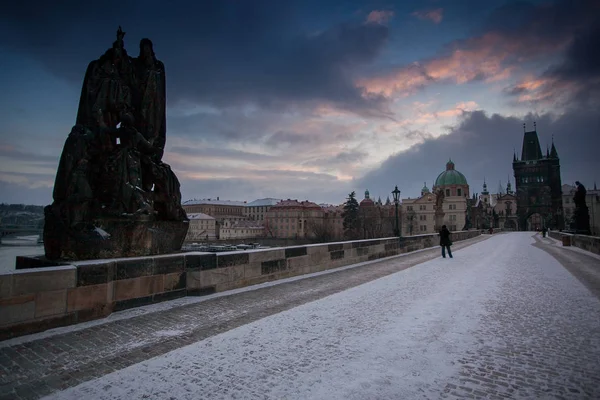 プラハ チェコ共和国 降雪の中に聖カレル橋 — ストック写真