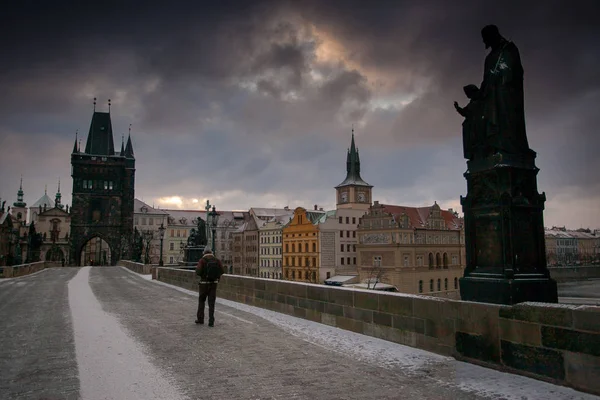 プラハ チェコ共和国 降雪の中に聖カレル橋 — ストック写真