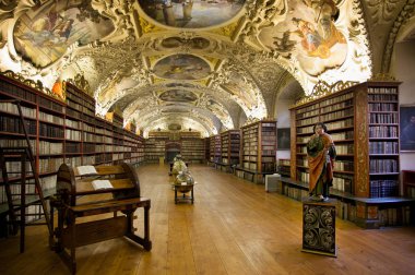 Prague, Çek Cumhuriyeti - 20 Şubat 2013: teoloji Kütüphane Strahov Manastırı