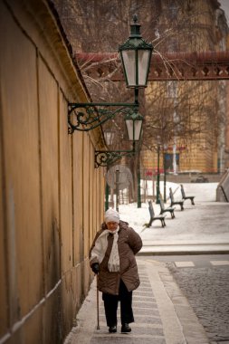 Prague, Çek Cumhuriyeti - 20 Şubat 2013: Bilinmeyen kadın dik tırmanış antik kentin üst kısımları için